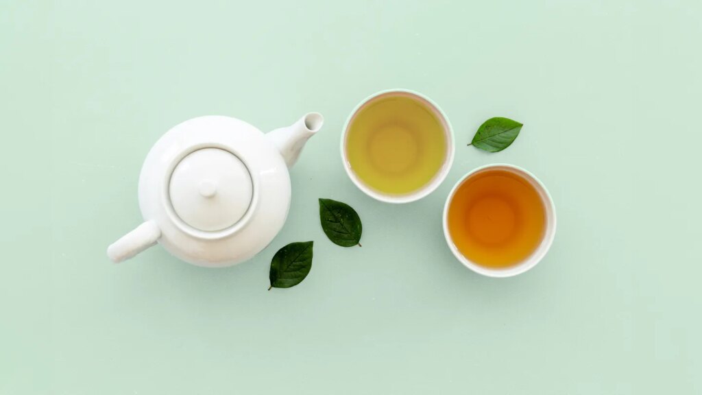 Tea pot with tea cups